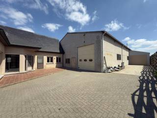 Deze eigendom op een perceel van 1.508m² bevindt zich op het industrieterrein van Oosterzele, op slechts 5 minuten van de E40 – ideaal gelegen...