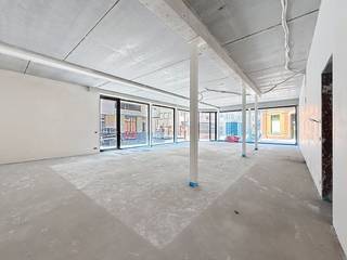 Op zoek naar een commerciële locatie met een professionele uitstraling? Deze gelijkvloerse ruimte van circa 140m² met een brede gevel is uitstekend gelegen op de hoek van de Brouwerijstraat en Brevierweg te Aalter. Het pand zal instapklaar opgeleverd worden en biedt diverse invulmogelijkheden.<br /><br />Indeling: Lichtrijke ruimte met eigen keuken en sanitair (wc).<br />Afwerking: Duurzame vloer, kwalitatief schrijnwerk en warmtepomp<br />Nutsvoorzieningen: Aparte tellers (volledig eigen verbruik).<br /><br />Beschikbaarheid / Ingang: Bespreekbaar (snel beschikbaar).<br />Staat: Volledig instapklaar.<br />Ligging: Uitstekende bereikbaarheid en visibiliteit.<br />Huurwaarborg: 3 maanden huur.<br />Onroerende voorheffing: ten laatse van de huurder<br />Verhuur onder BTW stelsel<br />Gemeenschappelijke kosten: 75 €/maand<br /><br /><br />Interesse?<br />Aarzel niet om contact met ons op te nemen voor meer informatie of om een bezoek in te plannen voor dit bedrijfsvastgoed in Aalter!<br /><br />Bestuursmaatregelen in het maatregelenregister: nee<br /><br />Deze AI-visualisaties zijn bedoeld als inspiratie. Er werd geen rekening gehouden met technische specificaties, stedenbouwkundige voorschriften of de concrete mogelijkheden tot realisatie.