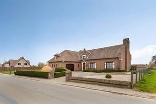 À vendre: villa-maison de campagne avec SIX! chambres et un bureau, sur un beau terrain orienté sud-est de 12a59ca.Située sur la Drielindenbaan...
