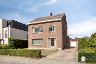 Bent u op zoek naar een ruime woning met veel potentieel en uitbreidingsmogelijkheden? Dan is dit pand precies wat u zoekt! <br /><br />Enkele troeven:<br /><br />- Centrale toplocatie met vlotte bereikbaarheid<br />- 3 volwaardige slaapkamers<br />- Ruime zolder met vaste trap (mogelijk in te richten als extra slaapkamer, bureau of hobbyruimte)<br /><br /><br />Totale bewoonbare oppervlakte van 188 m²<br /><br />Indeling:<br /><br />GELIJKVLOERS:<br />- Lichtrijke woonkamer, keuken, eetkamer, gastentoilet en wasplaats<br />- Praktische kelder en berging<br />- Garage + oprit voor meerdere wagens<br />- Diepe tuin<br /><br />1STE VERDIEPING:<br />- 3 ruime slaapkamers<br />- Badkamer<br /><br />ZOLDER:<br />- Te renoveren zolder met vaste trap, ideaal om extra kamers of een hobbyruimte te creëren.<br /><br />Kan u niet wachten om deze woning te ontdekken? Plan dan snel uw bezoek in via 016792901 of kieran.dams@homixx.be<br /><br />Wenst u ook te weten hoeveel uw woning waard is? Contacteer ons dan vrijblijvend via 016792901 of kieran.dams@homixx.be