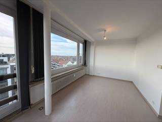 Dit knusse 1-slaapkamerappartement is gelegen in een verzorgde residentie met lift, op de zesde verdieping. Dankzij de hoge ligging geniet...