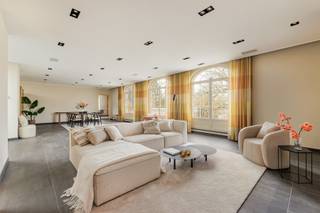 2DE VERDIEPINGVia de lift of private traphal komt u rechtstreeks uit in de private inkom 45 m² op tegel met grote lichtkoepel en...