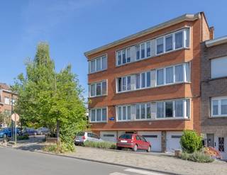 Lichtrijk hoekappartement met 2 ruime slaapkamers en garage in hartje AnderlechtOntdek dit aangename appartement op de derde verdieping van een...