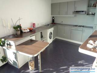 Dit gezellige dakappartement is gelegen in een rustige zijstraat van de Veemarkt en ligt daarmee zeer centraal in Mechelen. Op een aantal minuutjes wandelen bereik je horeca, winkels, supermarkt, openbaar vervoer en het treinstation Mechelen - Nekkerspoel. <br /><br />Je komt met een persoonlijke lift-code onmiddellijk uit in de ruime woonkamer van het appartement met aansluitend de open keuken. De leefruimte is voorzien van veel raampartijen wat zorgt voor zeer veel lichtinval en geeft toegang langs beide kanten op een terras. Het grootste terras heeft tevens een prachtig zicht op de Sint-Romboutstoren.<br />Er is alsook een grote slaapkamer met aanpalend een badkamer voorzien van een douchecabine, toilet en lavabo. Beneden is er nog een privé berging voorzien. Er is een privé parking onder het gebouw die vrij mag gebruikt worden na de kantooruren en in het weekend. Tijdens de kantooruren kan er met een bewonerskaart in de nabijgelegen straten geparkeerd worden of in de ondergrondse parking op de Veemarkt.<br /><br />Ideaal appartement voor mensen die graag willen genieten van alles wat de Mechelse binnenstad te bieden heeft op wandelafstand.<br />Gemeenschappelijke lasten: Vaste kost van € 75,- per maand voor de elektriciteit en het onderhoud van de gemeenschappelijke delen en de lift <br />Beschikbaar vanaf 1 september <br />EPC C <br /><br />Vraag eenvoudig jouw bezoek aan via een reactie op het zoekertje!