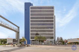 <p><span>Informatie kantoor</span></p><p><span>Prestigieus kantoorgebouw met ca. 2.298m² beschikbare oppervlakte op strategische locatie in Antwerpse haven! Op een steenworp van het stadscentrum. Vlakbij de Antwerpse ring en de autosnelweg naar Nederland.</span></p><p><span>Recent gerenoveerde kantoorunits met tal van mogelijkheden en faciliteiten in het gebouw. </span></p><p><span> </span></p><ul><li><span>Verdieping 1: 842 m² Beschikbaar</span></li><li><span>Verdieping 2: 620m² Beschikbaar</span></li><li><span>Verdieping 3: 253m² Beschikbaar</span></li><li><span>Verdieping 3: 301m² Beschikbaar</span></li></ul><p><span> </span></p><p><span>Achter het kantoor gebouwd bevindt zich ook nog een groot magazijn van ca. 600m², deze kan men ook mee huren. Hierop zullen ook nog zonnepanelen geplaatst worden. </span></p><p><span> </span></p><p><span>Neem zeker contact op voor meer te weten te komen over dit pand. Dit kan via <span>frank@ccimmo.be</span></span><span> of +32 475/26.16.66</span></p><p><span> </span></p><p><span>Extra's:</span></p><ul><li><span>In-house conciërge.</span></li><li><span>Mogelijk tot vrij inrichten ruimtes.</span></li><li><span>Beschikbare parkeerplekken achter en naast het gebouw.</span></li><li><span>Laadpalen voor elektrische wagens.</span></li><li><span>Fietsenberging met oplaadmogelijkheden, inclusief douchekamers en lockers.</span></li><li><span>Zonnepanelen zullen kortelings geïnstalleerd worden (45% minder energieconsumptie)</span></li><li><span>Volledig vernieuwde HVAC.</span></li><li><span>Fitness ter beschikking van de huurders.</span></li><li><span>Onbemande food shop ter beschikking van de huurders. </span></li><li><span>Groen eiland zal worden aangelegd op de parking.</span></li><li><span>Buiten wordt eind 2024 volledig opfrist, met nieuwe basis kleur.</span></li><li><span>Maandelijks netwerkevents in het gebouw.</span></li><li><span>Mogelijkheid tot huren extra vergaderruimtes of flexplekken.</span></li></ul><p><span> </span></p><p><span>Algemene Informatie</span></p><ul><li><span>Prijzen te bespreken vanaf 115 EUR/m².</span></li><li><span>Maandelijkse vaste kosten ten laste van de huurder.</span></li><li><span>Privatieve meters voor gas, water en elektriciteit. </span></li><li><span>Beschikbaarheid: Onmiddellijk.</span></li><li><span>Onroerende voorheffing ten laste van de huurder.</span></li></ul><p><span> </span></p><ul><li><span>Plaatsbeschrijving door CC Immo: 1.400 EUR excl. btw per partij.</span></li></ul><p><span> </span></p><p><span>Gebouw</span></p><ul><li><span>Gebouw bestaande uit een kelder, gelijkvloers en 10 verdiepingen.</span></li><li><span>Autostaanplaatsen naast en achter het gebouw.</span></li><li><span>Overdekte fietsenstalling in het gebouw.</span></li><li><span>Lift(en) aanwezig.</span></li></ul><p><span> </span></p><p><span>Ligging</span></p><ul><li><span>Gelegen nabij de haven van Antwerpen met tal van uitvalswegen in iedere richting. </span></li><li><span>Midden in de Rand Antwerpen Noord.</span></li><li><span>Perfecte bereikbaarheid met openbaar vervoer en personen wagens!</span></li><li><span>MOBISCORE: 8,0/10!</span></li></ul><p><span> </span></p><p><span>*De informatie in deze prospect is ter informatieve titel: de kandidaat-huurders moeten hun eigen zaak maken van het verkrijgen, controleren en interpreteren van deze informatie.</span></p><p><span> </span></p>