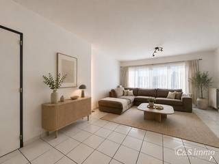 Dit ruime en lichtrijke gelijkvloers appartement combineert een praktische indeling met heel wat extra mogelijkheden.<br />Via de inkomhal kom je binnen in de ruime leefruimte met grote raampartijen die voor veel natuurlijk licht zorgen. Aansluitend bevindt zich de praktische keuken, voorzien van voldoende kastruimte en werkoppervlak. Het appartement beschikt over twee slaapkamers. De hoofdslaapkamer biedt voldoende ruimte voor een tweepersoonsbed, terwijl de tweede slaapkamer perfect kan worden ingericht als kinder- of logeerkamer. Er is ook nog een afzonderlijke extra ruimte, ideaal als bureau, dressing of praktische opslagruimte.<br />De badkamer is uitgerust met een dubbele wastafel en een ligbad met douchevoorziening.<br />Aan de voorzijde beschikt het appartement over een voortuin. Ook achteraan is er bijkomende buitenruimte, waar je de mogelijkheid hebt om een gezellig terras te creëren of een wagen te parkeren. Bovendien behoort er een privatieve garagebox tot het appartement, ideaal voor het veilig stallen van de wagen en/of als extra bergruimte.<br />Een veelzijdig gelijkvloers appartement met twee slaapkamers, een multifunctionele extra ruimte, buitenruimte voor- én achteraan en een garagebox.