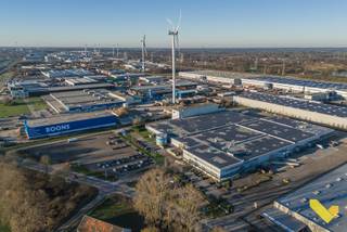 Modern veelzijdig industriegebouw met zeer goede ligging vlakbij de oprit Geel-Oost-West E313. <br />Het gebouw is opgesplitst in diverse ruimtes: <br /><br />- kantoor 810m² (400 m² gelijkvloers  - 400 m² verdiep)<br />- magazijn 5231m² met 2 laad- en losperrons en 1 poort<br />- kantoor 1400m² (400m² gelijkvloers &amp; 900m² verdiep)= opsplitsbaar<br />- magazijn 510m² met 1 laad- en losperron<br />- kantoor 94m² - magazijn 3524m²<br />- magazijn 1404m² (= hoge hal) met 3 laad- en losperrons<br />- magazijn 500 m²<br /><br />Alle magazijnen kunnen onderling verbonden worden wat een magazijn van 10.000m² creëert. Bij de kantoren kan er bekeken worden of er aparte verhuring georganiseerd kan worden indien gewenst. <br /><br />Het gebouw is voorzien van 3 poorten, sanitair,  een eetruimte en keuken en alle benodigde nutsvoorzieningen. Er zijn zonnepanelen aanwezig. <br /><br /><br />Kantoren: 90 euro/m² op jaarbasis = 7,5 euro/m² op maandbasis<br />Magazijnen: 40 euro/m² op jaarbasis = 3,4 euro/m² op maandbasis<br /><br />Kosten op basis van voorschot zijn 0,85 euro per m² per maand.<br />De buitenstockageprijs is 1,20 euro per m² op basis van de bestaande condities.<br /><br />Ideaal voor bedrijven op zoek naar een functionele en complete werkruimte.<br /><br />Heeft u interesse? Contacteer ons via het nummer 014 58 02 08.