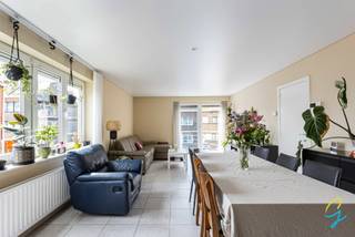 <p><span>Ruim tweeslaapkamerappartement met garage te koop in Aalst! <br /><br />Ruim en lichtrijk appartement met 2 slaapkamers, een aangenaam terras en een gunstig EPC-label B, gelegen te Aalst. <br /></span><span>Het appartement beschikt over een volledig uitgeruste keuken, een praktische berging en een badkamer met inloopdouche. Daarnaast zorgen de garage en de extra parkeermogelijkheid voor een wagen vooraan het gebouw voor extra comfort en gebruiksgemak.<br /><br />Dankzij de vlotte bereikbaarheid en de nabijheid van winkels, scholen en openbaar vervoer geniet u hier van een uitstekende ligging.<br />Graag een afspraak ter plaatse? Contacteer Laura op 0469 14 29 44 of mail naar laura.l@cornelis-goeman.be! <br /></span></p>