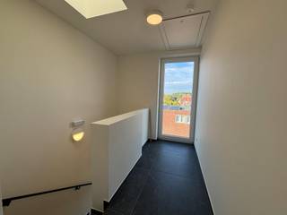 Description longue<br /><br />Cet appartement prêt à emménager bénéficie d'un excellent emplacement à Alken, au centre de Hasselt et de Saint-Trond. L'emplacement est idéal pour ceux qui souhaitent vivre dans le calme et le confort tout en bénéficiant d'une connexion fluide avec les villes et municipalités environnantes.<br /><br />L'appartement dispose d'un aménagement pratique, de beaucoup d'intimité et d'une place de parking privée. Grâce à la présence de panneaux solaires pour la consommation privée, c'est également un choix intéressant pour ceux qui souhaitent vivre de manière économe en énergie.<br /><br />Étage +2 : <br />- Hall d'entrée<br />- Espace de vie lumineux<br />- Cuisine entièrement équipée<br />- 2 chambres<br />- Salle de bain avec douche<br />- Toilettes séparées<br /><br />Étage 0 : <br />- Espace de stationnement<br /><br />Les avantages de cet appartement :<br />- Emplacement central entre Hasselt et Saint-Trond<br />- Prêt à emménager<br />- Beaucoup d'intimité<br />- Panneaux solaires pour la consommation privée<br />- Les écoles primaires de la région<br />- Transports en commun à proximité<br />- Accès facile aux commerces et aux équipements quotidiens<br /><br />Si vous recherchez un appartement à louer à Alken, vous trouverez ici une maison confortable et bien située. Depuis Alken, vous pouvez facilement rejoindre Hasselt et Saint-Trond, ce qui rend l'appartement également intéressant pour les navetteurs.<br /><br />L'emplacement à Alken offre également une combinaison agréable de calme et d'accessibilité. Les écoles, les transports en commun et divers équipements sont situés dans le quartier, tout en bénéficiant d'un cadre de vie calme.<br /><br />Pour ceux qui souhaitent louer une propriété à Alken, cet appartement est une opportunité intéressante. Grâce à son aménagement pratique, à sa place de parking privée, à ses panneaux solaires et à son emplacement idéal, l'appartement convient à ceux qui recherchent un logement locatif prêt à emménager dans la région.<br /><br />Le moyen le plus rapide pour visiter cet appartement ? Demandez votre visite via le bouton rouge de notre site Web (www.dewaele.com). Les rendez-vous ne peuvent pas être pris par téléphone.<br /><br />Si vous avez d'autres questions, vous pouvez nous contacter par téléphone au 011 30 50 50.<br />