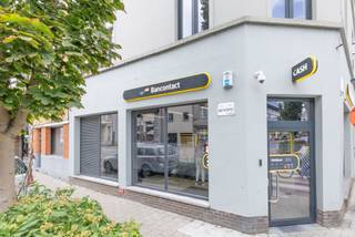 Ligging<br /><br />De commerciële ruimte is gelegen aan de Antwerpsesteenweg nabij het centrum van Gent. Op wandelafstand van het station Gent-Dampoort. Een makkelijke verbinding met het openbaar vervoer alsook de R4, E17 en E40.<br /><br />Indeling<br /><br />De verhuurde handelsruimte werd in 2024 gerenoveerd. Een jaarlijkse huurprijs van 28.298 euro. Het gelijkvloers bevat een welkom ruimte, twee kantoorruimtes, een ruime berging en twee toiletten. Er is een kelder aanwezig. <br /><br />Troeven<br /><br />- EPC B<br />- Centraal gelegen<br />- Gerenoveerd in 2024<br />- Aankoop met vast rendement<br /><br />Voor inlichtingen en/of bezoek, bel Arthur 0473 90 90 94