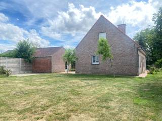 Verstopt in het groen, landelijk gelegen op een zeer rustige locatie... Deze familiewoning grenst tussen Lichtervelde en Torhout. <br />Het huis beschikt over 3 ruime slaapkamers, 2 badkamers waarvan 1 grote badkamer en 1 douchekamer, een lichtrijke leefruimte en grote keuken en een ruime berging. <br />Er is een extra bergruimte aanwezig in de tuin met extra voorziening voor wasmachine/ droogkast. Naast de woning bevindt zich een garage.<br /><br />Troeven: <br />- landelijke ligging<br />- ruime kamers<br />- lichtrijke leefruimte met houtkachel<br />- zeer grote tuin<br />- extra bergruimte<br />- garage aanwezig<br /><br />EPC: 322 kWh/m2/jaar<br /><br />Schrijf je in voor het bezoekmoment op de website van Optimmo.