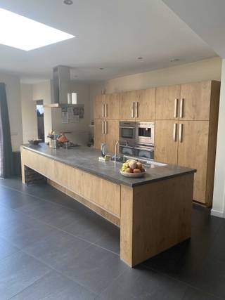 Ruime en lichtrijke gezinswoning met grote tuin op een perceel van 765m²Bij het binnenkomen valt meteen de aangename lichtinval op, die doorheen de...