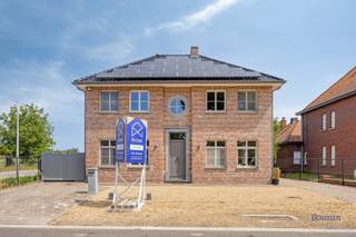 <strong>Gezinswoning met 3 slaapkamers en met zwembad te koop in Klein-Vorst (Laakdal)</strong><br /><br />In de Oranjestraat, gelegen in het centrum van Klein-Vorst, vinden we deze leuke gezinswoning. De centrale ligging biedt heel wat voordelen: een supermarkt, een lagere school, horeca en openbaar vervoer bevinden zich op wandel- en fietsafstand. Er is een vlotte verbinding naar omliggende gemeenten zoals Tessenderlo-Ham, Meerhout en Geel met meer winkels, scholen en horeca. De op- en afrit van de E313 bevindt zich op slechts enkele minuutjes rijden.<br /><br />We betreden de woning via de inkomhal met een apart gastentoilet. Vanuit de inkomhal komen we binnen in de ruime leefruimte (45,57m²) met zicht op de tuin. Naast de leefruimte bevindt zich de keuken (24m²). De keuken werd enkele jaren geleden vernieuwd in een modern-landelijke stijl en is uitgerust met een kookvuur met dampkap, een oven, een microgolf, een vaatwasser en een koelkast. Achter de keuken is een handige berging voorzien van ingemaakte kasten.<br /><br />Vooraan in de woning is er een bureauruimte (11,70m²), ideaal voor thuiswerk of als vierde slaapkamer.<br /><br />Op de eerste verdieping bevinden zich drie ruime slaapkamers (17,72m², 17,80m² en 12m²) en een aparte dressing (6,10m²). Verder situeert zich hier ook de badkamer (17,10m²), voorzien van een ligbad, een douche en een dubbele lavabo, en een apart toilet.<br /><br />De woning is volledig onderkelderd (99,56m²) en biedt zo nog heel wat stockageruimte.<br /><br />De tuin werd volledig aangelegd, met een zwembad (4m x 10m), waardoor het hier heerlijk vertoeven is.<br /><br />De centrale verwarming gebeurt via radiatoren op aardgas (condenserende ketel). De ramen zijn voorzien van HR-beglazing (PVC) en de zoldervloer is geïsoleerd. Verder zijn er 35 zonnepanelen aanwezig met een totaal vermogen van 8.225 Wp. De berekende energiescore bedraagt 170 kWh/m²jaar wat resulteert in een energielabel B.<br /><br />Spreekt deze leuke gezinswoning met zwembad jullie aan? Contacteer ons via info@bosmanvastgoed.be voor meer info of een bezoek ter plaatse. Wij helpen jullie graag verder!