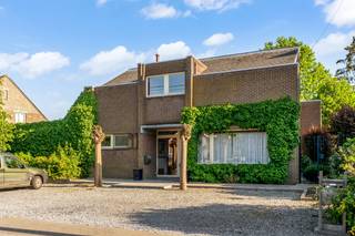 Vrijstaande gezinswonig met riante praktijkruimte van maar liefst 87m2 , gelegen in een uiterst rustige straat met enkel plaatselijk verkeer...
