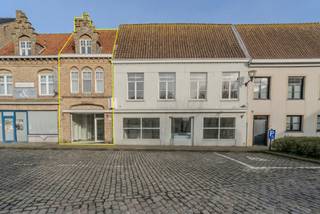 Handelspand met tal van mogelijkheden gelegen op de Markt van Lo.<br /><br />Dit pand bevindt zich pal in het centrum van Lo en is ingedeeld als volgt:<br />Handelsruimte, sanitaire/Technische ruimte, slaapkamer, zolderruimte.<br />Er is eveneens een lift aanwezig alsook toegang van de achterzijde voorzien.<br /><br />Meer informatie of een afspraak? Contacteer ons!