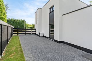 Een Open Huis met Pré Sale houdt in dat er eenmalig een bezoekmoment plaatsvindt op maandag 3 augustus 2026 tussen 9u00 en 17u00 (afspraak maken verplicht) tijdens welke u de woning kan bekijken. Indien u interesse heeft om de woning aan te kopen, dient digitaal een bod uitgebracht te worden, en uiterlijk 8 augustus 2026 om 17u00, via het daartoe bestemde online biedingsplatform. De gegevens hiervan worden na uw bezoek via mail verstuurd.<br /> <br />Op deze manier heeft elke kandidaat-koper dezelfde kans om de woning te bezichtigen en een bod uit te brengen. De verkoper zal na ontvangst van alle biedingen beslissen of hij/zij al dan niet verkoopt aan de kandidaat-koper met de beste voorwaarden.<br /><br />Bent u op zoek naar een energiezuinige, instapklare woning op een toplocatie? Dan is deze prachtige BEN halfopen bebouwing aan Terboekt 26 beslist een bezoek waard.<br /><br />Deze moderne woning combineert comfort, energiezuinigheid en een strategische ligging. Met een uitstekende EPC-score A (23 kWh/m²/jaar), een bruikbare vloeroppervlakte van 172 m² (bron EPC), 3 slaapkamers, een goed uitgeruste keuken en een praktische berging/wasplaats, en een volledig omheinde tuin op een perceel van 486 m², biedt deze woning alles wat de hedendaagse koper én investeerder zoekt.<br /><br />Troeven van de woning<br />Instapklare BEN-woning met EPC-label A (23 kWh/m²/jaar)<br />172 m² bruikbare vloeroppervlakte (bron EPC)<br />Halfopen bebouwing<br />3 slaapkamers<br />Goed uitgeruste keuken<br />Praktische berging/wasplaats<br />Energiezuinig wonen met bijzonder lage energiekosten<br />Onderhoudsvriendelijke, volledig omheinde tuin van 486 m²<br />Elektrische toegangspoort voor extra comfort en veiligheid<br />Eigen oprit met ruime parkeermogelijkheden<br />Rustige en residentiële ligging<br />Topligging nabij ZOL Genk<br /><br />De woning is gelegen in de gegeerde woonomgeving Terboekt, een rustige en groene buurt met een uitstekende bereikbaarheid. Het Ziekenhuis Oost-Limburg (ZOL) Genk bevindt zich op slechts enkele minuten afstand, wat deze locatie bijzonder aantrekkelijk maakt voor gezinnen, zorgprofessionals en investeerders. Daarnaast bevinden scholen, winkels, openbaar vervoer en belangrijke invalswegen zich in de onmiddellijke omgeving. De combinatie van een aangename woonomgeving en een centrale ligging maakt deze buurt bijzonder geliefd.<br /><br />Ook een interessante investering<br /><br />Deze woning is niet alleen een ideale gezinswoning, maar vormt eveneens een uitstekende opbrengsteigendom. Dankzij de hoge energiezuinigheid, de gunstige ligging nabij het ZOL en de aanhoudende vraag naar kwalitatieve huurwoningen in de regio, biedt dit pand een aantrekkelijk verhuurpotentieel en een duurzame investering voor de toekomst.<br /><br />Kortom, een unieke opportuniteit voor wie op zoek is naar een instapklare, energiezuinige woning met veel comfort, een uitstekende ligging en een sterk investeringspotentieel.