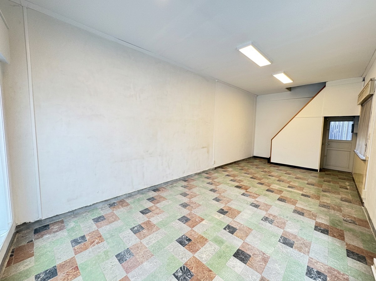 Hoekwoning/handelspand met uitweg en garage in centrum. - foto 5