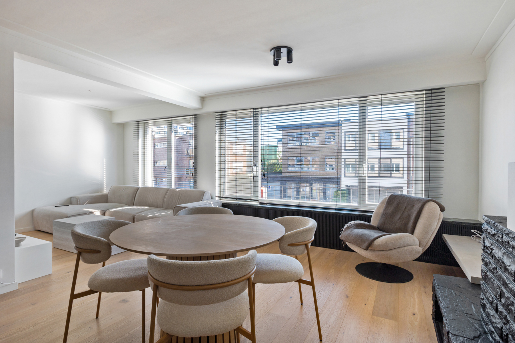 Stijlvol gerenoveerd appartement met terras en veel charme - foto 4