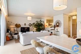 Dit ruime appartement met 2 slaapkamers (119m2) is gelegen in de Jos Ratinckxstraat te Berchem. Tal van winkels, restaurants en openbaar vervoer bevinden zich om de hoek op wandelafstand. Verschillende verbindingswegen en Berchem station liggen in de nabije omgeving. <br /><br />Het appartement ligt op de derde verdieping van Residentie Apollo, een residentieel gebouw daterend midden de jaren ’70. De inkomhal van dit gebouw ademt nog steeds deze nostalgische sfeer. <br /><br />Over het appartement zelf. Je komt binnen via de inkomhal die uitgeeft op een grote, open leefruimte met aansluitend een heerlijk terras, waar het genieten is van de ochtendzon en een fantastisch open zicht.  De halfopen keuken werd net gerenoveerd en is voorzien van alle comfort. Alle ruimtes werden zorgvuldig ingericht met een eclectische touch. <br /><br />Via de ruime nachthal, met lichtstraat en gastentoilet, bereik je de twee volwaardige slaapkamers (18m2 &amp; 16m2), waarvan de grootste voorzien is van ingemaakte kasten. Beide slaapkamers geven uit op het tweede terras. Verder zijn er maar liefst twee badkamers aanwezig, voorzien van alle comfort. Het appartement beschikt ook over een privatieve kelderberging.<br /><br />Heb je na het bekijken van de foto’s nog bijkomende vragen of kom je graag ter plaatse op ontdekking?  Bel Dries op 0470/107.217. <br /> 