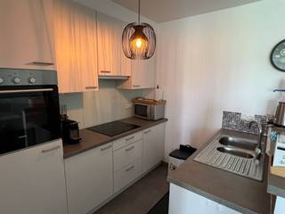 <p><span>Appartement op de 1e verdieping met inkomhal; afzonderlijke WC; ruime living met open keuken ingericht met dubbele afwasbak, vitrokeramische kookplaat, dampkap, oven, koelkast, vaatwas en kasten; berging; 2 slaapkamers; badkamer met dubbele lavabo en ligbad;</span></p><p><span>Terras met mooi zicht op de Stadstuin;  </span></p><p><span>Ondergrondse autostaanplaats P1 met afzonderlijke berging B1;</span></p><p><span>Nutsvoorzieningen: water, elektriciteit (dubbel tarief), centrale verwarming op gas, super isolerend glas, lift</span></p><p><span> </span></p><p><span> </span></p>