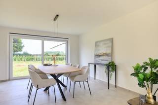 Hectaar bouwt energiezuinige en praktisch ingerichte nieuwbouwwoningen op een rustige ligging in Hombeek.<br />De woningen zijn rustig gelegen in een doodlopende straat maar toch zeer centraal nabij alle voorzieningen en invalswegen.<br />Ideaal voor mensen die bereikbaarheid zoeken maar vooral rust.<br /><br />Bij elke woning krijgt de koper de kans om volledig inspraak te hebben in de inrichting en afwerking van de woning. In samenspraak met onze betrouwbare partnerleveranciers kies je zelf de materialen en afwerking volgens smaak en budget – zo maak je van deze woning écht jouw thuis.<br /><br /><strong>Indeling Lot 03;</strong><br />Gelijkvloers: Inkomhal met gastentoilet, lichtrijke leefruimte met grote raampartijen en open keuken (48,6m²), berging (6,8m²)<br />Verdieping: Nachthal met apart toilet, 3 zeer slaapkamers (12,5m² - 12,4m² - 10,8m²), badkamer met ligbad, inloopdouche en dubbele lavabo<br />Zolder: Ruime zolder bereikbaar via zolderluik<br /><br /><strong>Troeven van deze woningen:</strong>
<ul>
<li>Energiezuinig wonen</li>
<li>Vloerverwarming op het gelijkvloers</li>
<li>Zonnepanelen inbegrepen </li>
<li>Regenwaterput van 7.500L aangesloten op toiletten, wasmachine en buitenkraan</li>
</ul>
Wens je een woning op maat, met aandacht voor licht, ruimte en energiezuinigheid? Contacteer ons vandaag nog voor meer informatie of een afspraak op kantoor te Asse. <br />De plannen van de woning kan u terugvinden op www.hectaar.be