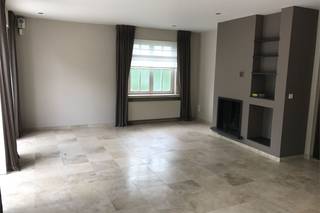 In de geliefde wijk “De Sterre” vind je deze uitermate goed onderhouden en instapklare woning.<br />Dankzij de ligging in een doodlopende straat geniet je hier van rust en privacy, ideaal voor wie op zoek is naar een aangename woonomgeving.<br /><br />De lichtrijke leefruimte sluit mooi aan op de zonnige tuin, waar je in alle privacy kan genieten.<br />Aansluitend bevindt zich een ruime keuken met bijkeuken, voorzien van de meeste moderne toestellen.<br /><br />Boven zijn er drie volwaardige slaapkamers en een goed uitgeruste badkamer. De douche zal tevens nog volledig vernieuwd worden. <br />Extra troeven zijn de dubbele garage, kelder en zolder die zorgen voor overvloedige bergruimte.<br /><br />De tuin is zonnig, praktisch ingericht en nodigt uit om volop te ontspannen.<br /><br />Kortom, een instapklare woning met alle comfort, perfect voor gezinnen die houden van rust, privacy en ruimte.