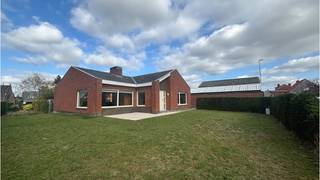 Ruime vrijstaande 3-slaapkamerwoning met TUIN en GARAGE, ideaal en rustig gelegen in Oedelem, deelgemeente van Beernem. ** ** Omvat een inkom,...