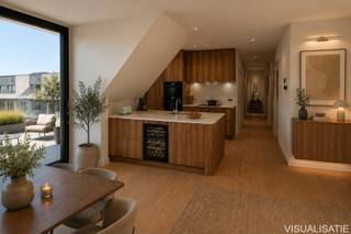 <p><strong>DIT PRACHTIGE PENTHOUSE MET 2 SLAAPKAMERS EN 2 TERRASSEN IS GELEGEN OP DE DERDE VERDIEPING VAN HET EXCLUSIEVE PROJECT 'DE TRAM', IN HET HARTJE VAN HOOGSTRATEN<br /><br /></strong><strong>INDELING<br />3DE VERDIEPING<br /></strong>Bij het binnenkomen word je verwelkomd in een ruime inkomhal met vestiaire en gastentoilet. Van hieruit betreed je de imposante leefruimte, waar grote raampartijen en een open, volledig geïnstalleerde luxe keuken met kookeiland zorgen voor een bijzonder ruim en licht gevoel. <br /><br />Via de leefruimte heb je toegang tot het royale terras van <strong>28 m²</strong>, met een prachtig en zicht op de Sint-Katharinakerk — een uniek stadsbeeld dat dagelijks charme en karakter biedt. Daarnaast is er nog een <strong>zuidgericht balkon van 12 m²</strong>, ideaal om op elk moment van de dag van de zon te genieten.<br /><br />De nachthal is functioneel ingericht met een ingemaakte halkast, een technische berging (warmtepomp, aansluiting wasmachine en droogkast) en een extra toilet. <br /><br />De master bedroom beschikt over een dressing, een luxe ensuite badkamer (inloopdouche, bad en dubbel lavabomeubel). De tweede ruime slaapkamer is voorzien van een ingemaakte kast en ensuite badkamer met inloopdouche en enkel lavabomeubel.<br /><br /><strong>BUITEN<br /></strong>Met twee terrassen (noord en zuid oriëntatie) geniet je op elk moment van de dag van zon, schaduw en privacy, volledig afgestemd op jouw voorkeur.<br /><br /><strong>KELDERVERDIEPING<br /></strong>In de ondergrondse verdieping is er een parkeergarage met autostaanplaatsen, fietsenstalling en private bergingen.<br /><br /><b>ALGEMEEN<br /></b>Dit penthouse wordt volledig instapklaar opgeleverd met hoogwaardige materialen. Het project bevindt zich momenteel in de laatste afwerkingsfase. Autostaanplaats en kelderberging zijn apart aan te kopen.<br /><br />Project en uitvoering: <strong>Martrick Projects</strong>.</p>