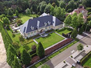 La propriété comprend une charmante villa avec un espace bien-être intégré, un magnifique jardin avec des étangs et un bâtiment annexe...