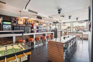 Ben je op zoek naar een investering of wil je je eigen zaak uitbouwen in het commerciële centrum van Gistel?Dan is dit handelspand zeker iets voor...