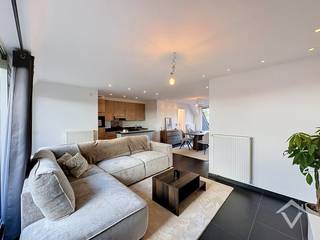 Appartement op het tweede en derde verdiep, bestaande uit: inkomhall - living met open keuken - berging - 1 slaapkamer met bureauruimte - wc - badkamer met lavabo/bad/aparte douche - 2 terrassen (voorkant app. 7,50 m² en achterkant app. 4 m²). <br /><br />De keuken is voorzien van: elektrisch fornuis, dampkap, vaatwas, frigo met diepvriesvak, microgolf combi-oven. Overal inbouwspots, de ruimten zijn voorzien van TV-distributie, internetaansluiting en surround-systeem. <br /><br />Centrale ligging te Koekelare (De Mokker) met alle mogelijkheden van openbaar vervoer en winkels zoals bakkerij/beenhouwerij/apotheek. <br /><br />Vrij vanaf 1/01/2027. Huurprijs 625 €/mnd (syndickosten inbegrepen).