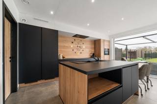 [[ DIT PAND NEEMT DEEL AAN DE ERA OPEN HUIZEN DAG OP 19/9 VAN 16:00 TOT 17:00 ]]
Op zoek naar een <strong>instapklare en energiezuinige woning</strong> <strong>(EPC A+) </strong>op een landelijke ligging nabij Aalst? Deze moderne woning combineert hedendaags comfort met een open zicht op het omliggende groen en is uitgerust met 14 zonnepanelen. Bovendien geniet de woning van een<strong> vlotte bereikbaarheid, </strong>nabijheid van<strong> openbaar vervoer</strong> en een gunstige verbinding richting Aalst, Dendermonde, Gent en Brussel<strong>.</strong>
<p>De woning beschikt over een ruime inkomhal met <strong>gastentoilet</strong>. De <strong>lichtrijke leefruimte</strong> sluit aan op de eetkamer en kijkt uit op de tuin. De <strong>volledig geïnstalleerde keuken</strong> is voorzien van alle hedendaagse toestellen.</p>

<p>Op de bovenverdieping bevinden zich <strong>drie volwaardige slaapkamers</strong> en een stijlvolle badkamer uitgerust met een <strong>inloopdouche </strong>en tweede toilet.</p>

<p>De woning beschikt over <strong>moderne technieken</strong> zoals een audio- en videofoon en energiezuinige vloerverwarming via een warmtepomp.</p>

<p>Extra troef: de tuin beschikt over aansluitingen voor het plaatsen van een zwembad. Er is ook een poolhouse terug te vinden. Daarnaast beschikt de woning over een grote oprit met voldoende parkeergelegenheid.</p>

<p>Kortom, een instapklare, duurzame woning op een topligging voor wie houdt van rust, ruimte en comfort. Contacteer ons vandaag nog om een bezoek in te plannen via <strong>053 41 40 25 </strong>of<strong> living@era.be</strong>!<br /><br /><strong><u>Interessant voordeel:</u> 4 jaar vrijstelling voor het kadastraal inkomen (KI)!</strong><br /><br />De verkoop van deze woning is onderworpen aan het btw-stelsel, waarbij 21% btw van toepassing is.</p>