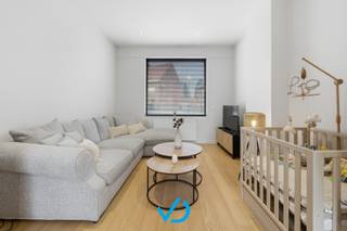 Bent u op zoek naar een instapklare woning waar comfort, karakter en een aangename buitenruimte perfect samenkomen? Dan is deze smaakvol gerenoveerde woning in het charmante Brielen absoluut het ontdekken waard. Dankzij de uitstekende ligging geniet u van een rustige woonomgeving, terwijl het centrum van Ieper, de omliggende deelgemeenten en de A19 vlot bereikbaar zijn.<br /><br />Bij het binnenkomen verwelkomt de verzorgde inkomhal u meteen in deze warme en gezellige woning. Van hieruit komen we in de lichtrijke leefruimte, waar een aangename zithoek en eetplaats perfect samenkomen. Dankzij de grote raampartijen geniet u hier meteen van een mooi zicht op de tuin. Aansluitend bevindt zich de volledig vernieuwde keuken, die vorig jaar werd geplaatst door Ixina. Deze moderne keuken is volledig ingericht en biedt niet alleen alle nodige comfort, maar opnieuw een prachtig zicht op de tuin. Via het schuifraam stapt u bovendien rechtstreeks het terras en de tuin in, waardoor binnen en buiten op een aangename manier met elkaar verbonden worden.<br /><br />Op de eerste verdieping vinden we een bijzonder ruime slaapkamer en een stijlvolle badkamer. Deze is uitgerust met zowel een inloopdouche als ligbad en een praktisch lavabomeubel. De tweede verdieping biedt dankzij de authentieke houten balken een bijzonder sfeervolle uitstraling. Hier bevinden zich nog twee ruime slaapkamers, waarvan één voorzien is van een handige mezzanine. Deze extra ruimte is ideaal als praktische bergruimte. Ook buiten is het volop genieten. De prachtig aangelegde tuin beschikt over een zonnig terras en achteraan over een handig tuinhuis. Een ideale plek voor gezellige zomeravonden, een barbecue met vrienden en familie of simpelweg om heerlijk tot rust te komen in het groen.<br /><br />Verder zijn er nog tal van troeven die het verschil maken, zoals: regenwaterput, asbestveilig, conforme elektriciteit, ventilatiesysteem, gunstig EPC (mits plaatsing van zonnepanelen eenvoudig te verbeteren naar label B) en zoveel meer. <br /><br />Deze woning combineert hedendaags wooncomfort met karaktervolle elementen en een bijzonder aangename tuin. Dankzij de recente renovaties hoeft u zich geen zorgen meer te maken en kunt u hier meteen genieten van uw nieuwe thuis. Kom de ruimte, afwerking en warme sfeer zelf ervaren tijdens een bezoek. Plan vandaag nog uw bezoek en ontdek waarom deze woning in Brielen wel eens precies kan zijn wat u zoekt!