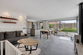 Cette maison spacieuse, construite en 1973 et rénovée en 2013, est située dans un quartier calme et agréable d'Oostrozebeke. L'emplacement allie un accès facile à un cadre de vie calme, idéal pour ceux qui souhaitent allier confort et sérénité.<br /><br />Avec une surface habitable d'environ 170 m² et un terrain de 533 m², cette maison offre un espace surprenant. La maison dispose de 5 chambres complètes, ce qui la rend idéale pour les familles nombreuses, le travail à domicile ou la création d'espaces de loisirs ou de bureau supplémentaires.<br /><br />Le jardin est orienté à l'ouest, ce qui vous permet de profiter pleinement du soleil l'après-midi et le soir, idéal pour vous détendre sur la terrasse ou pour passer d'agréables soirées d'été à l'extérieur.<br /><br />La maison obtient également de bons résultats en matière d'énergie avec un label EPC B favorable, qui contribue à un climat de vie confortable et économe en énergie.<br /><br />Grâce à la rénovation de 2013, la maison a déjà été modernisée à des moments importants, la rendant prête à emménager tout en laissant de la place pour d'autres finitions personnelles selon vos goûts.<br /><br />Vous recherchez une maison spacieuse avec un excellent emplacement et de nombreuses options ? Alors cette propriété vaut vraiment le détour. Contactez-nous dès aujourd'hui pour plus d'informations ou pour une visite.<br /><br /><br /><br />Registre des mesures: non<br /><br />Les images générées par l’IA sont fournies en guise d'inspiration. Elles ne tiennent pas compte des spécifications techniques, ni des renseignements urbanistiques, ni des possibilités concrètes de réalisation.