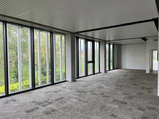 Kantoor Aan het Spoor of kortweg KAS is een nagelnieuw kantoorgebouw in Tielt, vlakbij het station, openbaar vervoer, winkels en het centrum van de stad. Het is de ideale uitvalsbasis voor kleinere ondernemingen, lokaal verankerde KMO's of meer nationale spelers. <br /><br />Deze unieke, lichtrijke kantoorruimte op de eerste verdieping die hier te huur wordt aangeboden is volledig ingebed in een uniek architecturaal concept waarbij de krachtige no nonsense uitstraling van de hedendaagse architectuur van het gebouw en de nieuwste energiebesparende technieken (op vlak van onder andere geothermie, klimaatplafonds en zonnepanelen...) een ultieme eigentijdse benadering zijn van een futureproof en duurzaam kantoor. De ultieme werkplek binnen een productieve stijlvolle werkomgeving!<br /><br />Op de vierde verdieping van het gebouw bevindt zich de 'rooftop box', een gemeenschappelijke ontmoetingsruimte met dakterras en unieke vergezichten. Hier groeit de community!<br /><br />Parkeerplaatsen mogelijk<br /><br />Alle aandacht is verder ook besteed aan een veilige toegang voor voetgangers en fietsers.