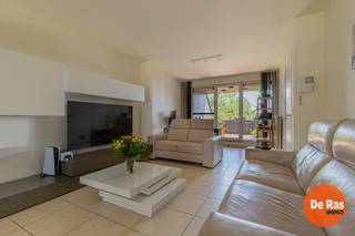 EERSTE BEZOEKDAG ZATERDAG 13/06/26 - 14U (enkel op afspraak!)<br /><br />DENDERHOUTEM - Bent u op zoek naar comfortabel wonen op een toplocatie? Dan is dit ruime duplex appartement, gelegen pal in het centrum van het levendige Denderhoutem op het dorpsplein, zeker een bezoek waard.<br /><br />Bij het betreden van het appartement komt u in een inkomhal met een apart gastentoilet. Verder geniet u van een lichtrijke leefruimte met directe toegang tot een ruim zuidgericht terras, ideaal om volop van de zon te genieten. Daarnaast beschikt het appartement over een zeer praktische berging en een keuken met plaats voor ontbijthoek. <br />Op de verdieping bevinden zich twee slaapkamers- waaronder één met een volledige kastenwand-, een badkamer met inloopdouche afgewerkt in mortex, en een derde kamer die perfect kan ingericht worden als extra berging, bureau of dressing.<br />Een ondergrondse kelder is verplicht aan te kopen (5.000€). <br /><br />Dankzij de centrale ligging bevindt u zich op wandelafstand van winkels, scholen, openbaar vervoer en andere dagelijkse voorzieningen. Mobiliteit is hier een troef: een bushalte van De Lijn bevindt zich letterlijk voor de deur en de oprit naar de E40 (Gent-Brussel) is vlot bereikbaar. Parkeren is bovendien moeiteloos dankzij de ruime parkeergelegenheid met laadpalen in de directe omgeving.<br /><br />Kortom, bent u op zoek naar een ruim duplex appartement met zonnig terras op een centrale ligging in Denderhoutem? Dan is dit appartement zeker een bezoek waard!<br />info of bezoek: 053/60.65.60<br /><br />De vermelde prijs is een richtprijs. Na ontvangst van de biedingen beslist de verkoper vrij om al dan niet over te gaan tot verkoop en aan welk bod. De richtprijs is niet bindend.