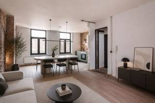 <p>Ontdek dit ruime 3-slaapkamer duplexappartement gelegen vanaf de tweede verdieping in een karaktervol gebouw in de Erwtenstraat, hartje Antwerpen. Met een bewoonbare oppervlakte van 93 m², een gezellig terras van 4 m² en een inclusieve kelderberging, biedt dit appartement het ideale evenwicht tussen comfort en stadsleven.</p>
<p>Het duplexappartement beschikt over een lichtrijke leefruimte met aansluitend terras, een keuken, drie slaapkamers en een badkamer. Dankzij de indeling over twee verdiepingen geniet u van een aangenaam gevoel van ruimte en privacy.</p>
<p>De centrale ligging in een rustige, residentiële wijk vlak bij het stadscentrum maakt dit appartement bijzonder aantrekkelijk. Bovendien zijn er lage gemeenschappelijke kosten, wat het ook interessant maakt als investering.</p>
<p>Adres: Erwtenstraat 26 bus 201, Antwerpen<br />3 slaapkamers<br />Duplex vanaf 2de verdieping<br />Terras (4 m²)<br />Inclusief kelderberging<br />Bewoonbare oppervlakte: 93 m²<br />Goede staat</p>
<p>Contacteer ons vandaag nog voor meer info of een bezoek!<br /><br />De ingerichte renders dienen uitsluitend ter illustratie en sfeerweergave. Deze beelden zijn digitaal gecreëerd; afmetingen, indelingen, meubels en afwerking kunnen afwijken van de werkelijkheid. Hieraan kunnen geen rechten of garanties worden ontleend.</p>