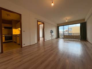 À louer à l’année : agréable et lumineux appartement comprenant 3 chambres, 2 salles de bains, une terrasse et une cave, idéalement situé au cœur de Coxyde, à distance de marche des commerces et des transports en commun.<br /><br />Loyer : 950 €/mois<br />Provisions : 150 €/mois (chauffage, eau et charges communes comprises)<br /><br />Un appartement confortable et bien entretenu — parfait pour ceux qui recherchent le calme tout en restant au centre !<br /><br />Pour plus d’informations ou une visite, n’hésitez pas à nous contacter.