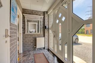 <p><strong>Beringen: opbrengsteigendom met handelsruimte, duplex appartement en ruime tuin</strong></p>
<p>Deze veelzijdige eigendom is gelegen in het centrum van Beringen en combineert wonen, ondernemen en investeren op één locatie. Dankzij de centrale ligging geniet u van een uitstekende bereikbaarheid en bevinden winkels, scholen, horeca en openbaar vervoer zich in de directe omgeving. Ideaal voor zelfstandigen, vrije beroepen of investeerders.</p>
<p>De eigendom bestaat uit een handelsruimte op het gelijkvloers en een ruim duplex appartement. Daarnaast beschikt het pand over een zonnige tuin van ca. 1.090 m², wat zorgt voor extra comfort en tal van mogelijkheden. De combinatie van commerciële ruimte, woongelegenheid en een ruim perceel maakt dit een interessante opportuniteit.</p>
<p><strong>INDELING:</strong></p>
<p><strong>Gelijkvloers:</strong> handelsruimte met aparte inkom en directe straattoegang, ontvangst- of bureauruimte, berging en veranda met zicht op de tuin</p>
<p><strong>Eerste verdieping:</strong> lichtrijke woonkamer, volledig uitgeruste keuken, badkamer, twee slaapkamers en veranda</p>
<p><strong>Tweede verdieping:</strong> nachthal en twee slaapkamers</p>
<p><strong>Buiten:</strong> zonnige tuin van ca. 1.090 m², terras, tuinhuis en ruime buitenruimte</p>
<p><strong>TROEVEN:</strong></p>
<ul><li>Handelsruimte met aparte toegang</li><li>Vier slaapkamers en ruime leefruimtes</li><li>Ideaal voor zelfstandigen en investeerders</li></ul>
<p>Bent u op zoek naar een eigendom waar wonen, ondernemen en investeren perfect samenkomen? Plan vandaag nog uw bezoek en ontdek de mogelijkheden.</p>
<p><strong>JOUW DROOMWONING OF INVESTERING. ZO GEVONDEN!</strong></p>
