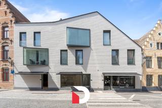 Kwalitatief appartement met 2 slaapkamers en riante buitenruimte bestaande uit een terras en tuintje die samen +/-34 m² meten, gelegen in het gerenommeerde nieuwbouwproject "Gouden Boom" in het centrum van Brugge, waar heden en verleden hand in hand gaan door de combinatie van een moderne architectuur met respect voor de rijke geschiedenis van deze voormalige brouwerijsite. <br /><br />Graag nemen wij u even mee doorheen dit appartement: via de inkomhal komt u in de ruime leefruimte. De leefruimte is voorzien van een mooie parketvloer en is ingedeeld in een zitgedeelte, een eetplaats en annex een open keuken uitgerust met een omvangrijk kookeiland en aansluitend wasberging. <br />Vanuit de zithoek heb je zicht op het aangenaam terras + tuintje waar u zonder problemen plaats heeft voor een grote eettafel en ligstoelen. <br /><br />Voorts beschikt dit appartement over twee slaapkamers, badkamer met douche en dubbele lavabo en apart toilet. <br /><br />In de prijs van het appartement is bovendien een praktische kelderberging inbegrepen, en er is ook een mogelijkheid om een ondergrondse autostaanplaats aan te kopen in het garagecomplex (€ 45.000). Het appartement is afgewerkt met kwalitatieve en duurzame materialen zoals parketvloeren en is bijgevolg volledig instapklaar. Contacteer ons snel voor een bezoek aan dit fantastische eigendom in het hart van onze stad! www.immodelbecque.be