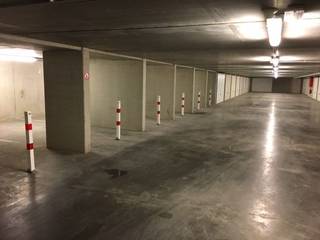 Gelegen in het centrum van Diksmuide, op een boogscheut van handelaars, openbaar vervoer en de Grote Markt, bieden wij een ondergrondse autostaanplaats.<br /><br />Deze autostaanplaats is gelegen in Residentie De Gouden Leeuw. Zo hoeft u zich nooit meer zorgen te maken of u wel een plaats zal vinden voor uw wagen. Bovendien bevindt deze zich ondergronds (-2 verdieping) waardoor uw wagen altijd veilig geparkeerd staat. Aarzel niet en neem gerust contact op voor meer informatie en/of plaatsbezoek!<br /><br />Er zijn meerdere autostaanplaatsen te koop.<br /><br />