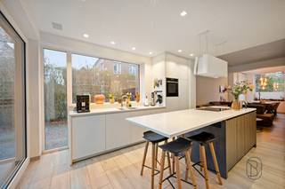 Looking for a home where space, comfort, and future-oriented living go hand in hand? Discover this fully renovated HOB on a spacious plot of 811...