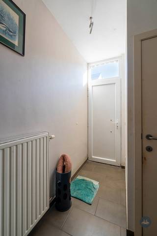 <p>Meer info of een vrijblijvende waardebepaling: pieter.buedts@homixx.be of 016199347. <br /><br />Bent u op zoek naar een kwalitatieve, energiezuinige woning die u nog naar eigen smaak kan inrichten? Dan stellen wij u graag deze verzorgde rijwoning voor, gunstig gelegen aan de Viaductstraat te Tienen. Door de volledige renovatie in '09-'10 biedt dit pand een solide basis met een perfecte balans tussen ruimte en energiezuinigheid. <br /><br />Bij het betreden van de woning ervaart u dadelijk de praktische indeling. De open keuken loopt naadloos over in de lichtrijke leefruimte met zicht op de tuin. De verdiepingen bieden plaats aan drie volwaardige slaapkamers, ideaal voor een gezin of wie nood heeft aan een extra bureau- of hobbyruimte. Op vlak van sanitair is de woning reeds uitgerust met een volledige badkamer voorzien van zowel een bad als een douche. Daarnaast beschikt de woning over een handige kelder voor extra opslag. Buiten kunt u in alle rust genieten van de bijbehorende tuin, die eveneens toegang geeft tot de parkeerplaats via de Gursomweg. <br /><br />Een absolute troef is de gunstige EPC-score B, wat getuigt van een zeer energiezuinig karakter en resulteert in een laag verbruik. Dankzij de combinatie van deze sterke technische basis en de centrale ligging nabij alle voorzieningen, is dit pand een ideale opportuniteit voor wie houdt van een project met meerwaarde of voor wie op zoek is naar een slimme en waardevaste investering doordat de woning momenteel reeds verhuurd is.</p>