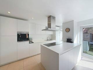 This spacious, ready-to-move-in and bright home is located in René Sabbestraat 25 in Waregem. Thanks to its central yet quiet location, you can enjoy the best of both worlds here: easy access to the center, shops, schools and public transport combined with a pleasant living environment.<br /><br />LAYOUT:<br />- Ground floor: Entrance hall with separate toilet, Practical storage/laundry room, Bright living space with a modern open kitchen with cooking island, Sunny, maintenance-friendly garden with terrace<br />- First floor: Bedroom 1, Bedroom 2, Bathroom with bath, sink and toilet<br />- Second floor: Spacious third bedroom under the roof (with skylights and air conditioning) <br /><br />ADVANTAGES:<br />+ Ready to move in and modern finish<br />+ 3 full bedrooms<br />+ Quiet, central location near all amenities<br />+ Optional closed garage to rent at € 50/month