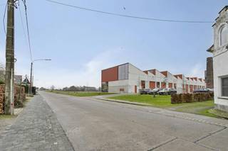 Nieuwbouw magazijn van ca. 110 m² te huur in Wervik. Het pand is gelegen nabij diverse invalswegen en de A19.<br /><br />Specificaties:<br />- Oppervlakte ca. 110 m²<br />- Elektrische sectionale poort<br />- Mezzanine met bureauruimte + keuken<br />- 2 parkeerplaatsen<br /><br />Bent u op zoek naar een magazijn te huur in Wervik? Aarzel dan zeker niet om ons te contacteren op het nummer 056 21 11 11!