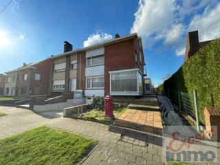 Woning met veel potentieel en mooi perceel om te renoveren TE KOOP via EXPERT-IMMO<br /><br />Bekijk onze Walkly video's; klik hierna : Vlaanderenlaan 60, Harelbeke<br /><br /><u>Wettelijke info : </u><br />EPC : 795 kWh/m² - F - label - heeft wat jonge liefde nodig<br />Vrij : bij akte<br />VP : 250.000 euro, U kan bieden.<br />* Er werden AI foto's ontwikkeld om u een beeld te geven wat u van de ruimte kan maken. <br />Elektriciteit : te renoveren<br />Stedenbouw: Geen beschermd monument, niet op inventaris, Vergund, Woongebied, Geen dagvaarding uitgebracht, Geen voorkooprecht ruimtelijke ordening aanwezig, geen verkaveling, geen overstromingsgebied, niet gelegen in afgebakend oevergebied, geen watergevoelige open ruimte gebieden. <br />Asbest: Niet-Asbestveilig<br />Waterinfo: <br />Perceelscore of P-score : A<br />Gebouwenscore of G-score : A<br />Ligging in Signaalgebied neen<br />Ligging in afgebakende oeverzone of afgebakend overstromingsgebied neen<br />Ligging in een risicozone voor overstromingen neen<br />Uitleg lettercode : <br />A: geen overstroming gemodelleerd<br />B: kleine kans op overstromingen onder klimaatverandering<br />C: kleine kans op overstromingen<br />D: middelgrote kans op overstromingen <br /><br />PS : foto's werden genomen met een breedbeeldcamera, om de volledige ruimte op 1 beeld te kunnen weergeven, de ruimtes kunnen hierdoor groter lijken dan in werkelijkheid.