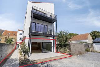 In de Veurnestraat te De Panne vinden we dit ruim gelijkvloers appartement (98 m²) met zongerichte terras (29 m²) te koop. Het appartement werd volledig gerenoveerd in 2025, is rustig gelegen doch op wandelafstand van het centrum. Het appartement bevat 3 slaapkamers en de mogelijkheid tot het aankopen van een garage op het achterliggende terrein. Zoek je immo in De Panne? Lees dan zeker verder.INDELING:&gt; Gelijkvloerse verdieping:- inkomhal;- ruime living (37 m²) met toegang tot het zuid gerichte terras van 29 m²;- keuken voorzien van spoelbak, keramische kookplaat, dampkap, combi microgolfoven, koelkast en vaatwasmachine;- berging met aansluiting voor wasmachine;- 3 ruime slaapkamers;- badkamer met douche, dubbele lavabo met wasmeubel en toilet;- apart toilet;Mogelijkheid tot het aankopen van een garage op het achterliggende terrein.ALGEMEEN:- gunstig EPC A (30 kWh/(m² jaar))- conforme elektrische keuring- centrale verwarming op gas, condenserende ketelBent u op zoek naar een ruim instapklaar appartement, voor vaste bewoning of voor tweede verblijf? Aarzel zeker niet contact op te nemen met ons kantoor Dewaele Koksijde: 058 330 600.