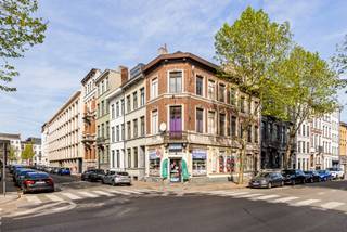 Ligging

Dit ruime appartement is gelegen aan de Van Maerlantstraat 18, bus 3, in een levendige buurt in Antwerpen. Het pand ligt op wandelafstand van Het Eilandje, de bruisende studentenbuurt, fitnessclubs en tal van hippe hotspots.

Indeling

In het appartement vind je twee ruime slaapkamers: een van 20 m² en een tweede van 10 m². De grote leef- en eetruimte strekt zich uit over meer dan 40 m², wat zorgt voor een open en aangename sfeer. De keuken is ruim en volledig geïnstalleerd, ideaal om te koken en te ontspannen. Verder beschikt het appartement over een moderne badkamer met douche en een apart toilet. Dankzij de grote ramen is er veel natuurlijk licht in het hele appartement. Bovendien is er geen renovatieverplichting, EPC label D, en is er ook geen asbest aanwezig.

Troeven
Ruim appartement
Twee grote slaapkamers
Ruime, volledig geïnstalleerde keuken
Veel natuurlijke lichtinval
EPC-label D
Asbestvrij

Extra
Is het uw eerste en enige aankoop? Dan dient u slechts 2% verkooprechten te betalen.

Is het niet uw eerste aankoop? Verkoop uw eerste eigendom binnen de 2 jaar en geniet ook van deze gunstmaatregel. Lees hier meer over.

Voor meer informatie of een gratis waardebepaling van uw vastgoed kan u een aanvraag invullen op onze website of even bellen op het nr. 03/345.88.99.