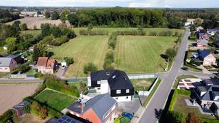 <p><strong>Veelzijdige open bebouwing in landelijke omgeving nabij het centrum van Boortmeerbeek.</strong></p>
<p>Deze veelzijdige woning in de Kallebeekstraat combineert een rustige, landelijke ligging met een vlotte bereikbaarheid nabij winkels, scholen, openbaar vervoer en invalswegen. De woning is ingericht met 3 afzonderlijke woonunits, wat ze bijzonder geschikt maakt voor grote gezinnen, co-housing of kangoeroe wonen met behoud van privacy. Met maar liefst 7 slaapkamers en 3 badkamers biedt deze eigendom uitzonderlijk veel ruimte en flexibiliteit. Dankzij het EPC-label B geniet u bovendien van een energiezuiniger wooncomfort. Een ideale opportuniteit voor wie op zoek is naar een ruime woning met verschillende gebruiksmogelijkheden.</p>
<p><strong>Belangrijkste ruimtes</strong>:<br />Gelijkvloers:<br />• Woonkamer<br />• Keuken<br />• 2 slaapkamers<br />• Badkamer<br />• Bureelruimte geschikt voor thuiswerk of praktijkruimte<br />• Garage met automatische garagepoort</p>
<p><strong>Verdiep:</strong><br />Appartement 1:<br />• Woonkamer met open keuken<br />• Apart toilet<br />• Berging<br />• Badkamer met ligbad, lavabo en toilet<br />• 2 slaapkamers<br />• Zolder met uittrekbare trap</p>
<p>Appartement 2:<br />• Hal met apart toilet<br />• Woonkamer met open keuken en berging<br />• Badkamer met inloopdouche, bidet, toilet en dubbele lavabo<br />• 2 slaapkamers waarvan 1 met vaste trap naar 3de slaapkamer</p>
<p><strong>Troeven:</strong><br />• Woning met 3 woonunits en veelzijdige indelingsmogelijkheden<br />• Landelijke omgeving nabij het centrum van Boortmeerbeek<br />• Zonnepanelen en thuisbatterij aanwezig</p>
<p>Neem vandaag nog contact op voor een bezoek.<br />JOUW DROOMHUIS. ZO GEVONDEN!</p>