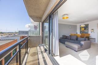 Dit <strong>lichtrijke, zongericht appartement</strong>, gelegen aan de achterzijde van de <strong>Zeedijk</strong> <strong>te Middelkerke</strong>, biedt het perfecte evenwicht tussen rust en een centrale ligging;<br />Het appartement beschikt over een aangename leefruimte die dankzij de zuidgerichte oriëntatie baadt in natuurlijk licht. De keuken sluit naadloos aan op de leefruimte en creëert een open en gezellige sfeer;<br />Indeling: inkom, apart toilet, badkamer, leefruimte met open keuken & 1x slaapkamer; <br />De ligging is een absolute troef: op slechts enkele stappen van het strand, de zeedijk, winkels, horecazaken en het openbaar vervoer, terwijl u geniet van de rust & de zon aan de achterzijde van het gebouw;<br /><br /><u>Troeven:</u>
<ul>
<li>Lichtrijke leefruimte;</li>
<li>Open keuken;</li>
<li>1 volwaardige slaapkamer;</li>
<li><strong>Zeer gunstig EPC-label B;</strong></li>
<li>Op wandelafstand van strand, winkels en restaurants</li>
<li>Ideaal als tweede verblijf, vaste woonst of investering</li>
</ul>
Een uitstekende kans om te genieten van het leven aan de Belgische kust. Contacteer ons vandaag nog voor meer informatie of een vrijblijvend bezoek;<br />